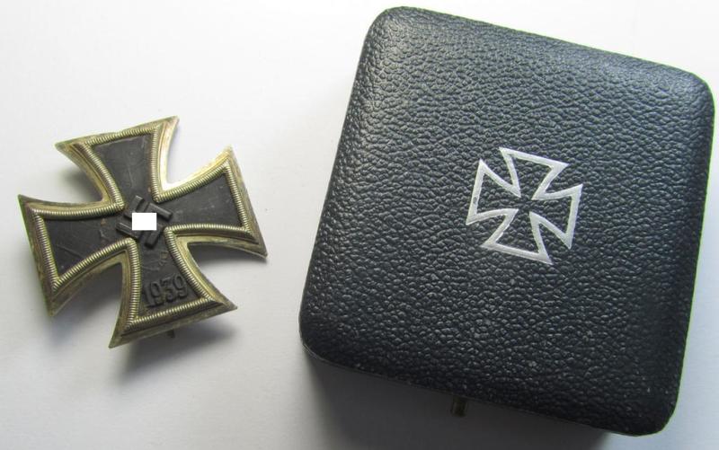 Attractive, 'Eisernes Kreuz 1. Klasse' (or: Iron Cross 1st class) being a (typical) non-maker-marked example as was produced by the maker: 'Klein u. Quenzer' and that comes stored in its typical greenish-toned(!) 'K&Q'-etui as issued