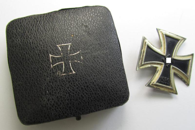 Attractive - and early-war-period! - 'Eisernes Kreuz 1. Kl.' (or: Iron Cross 1st class) being a (typical) non-maker-marked example as was produced by the maker (ie. 'Hersteller'): 'R. Wächter u. Lange' and that comes in its original etui as issued