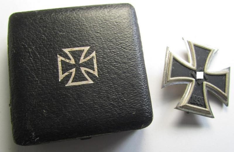 Attractive, 'Eisernes Kreuz 1. Kl.' (or: Iron Cross 1st class) being a neatly maker (ie. '65'-) marked example as was produced by the maker: 'Klein u. Quenzer' and that comes stored in its typical, later-war-period 'K&Q'-etui as issued