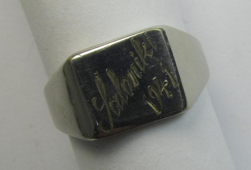 Attractive, WH (LW-, Heeres- etc.) related, metal-based (ie. shiny silver-coloured- and I deem chromed-steel-based) so-called: 'souvenir'-ring from the Greek campaing depicting the engraved text that reads: 'Saloniki 1941'