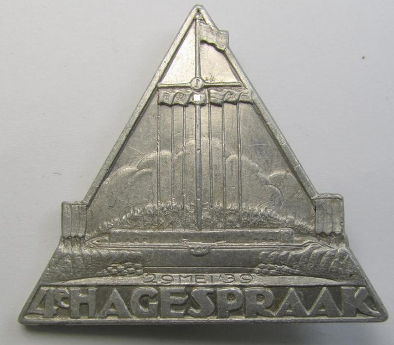 Dutch NSB-party-related: 'Hagespraak'-lapel-pin (ie. 'Veranstaltungsabzeichen' ie. tinnie) that is executed in silver-toned aluminium-based metal and that is depicting the text: '4e Hagespraak - 29 Mei 1939'