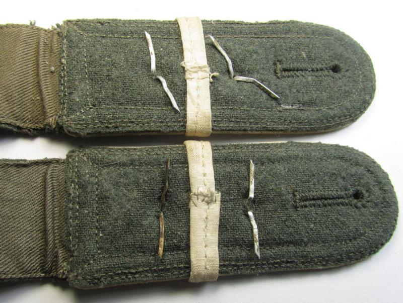 Superb - and/or fully matching! - pair of WH (Heeres), 'M40'- (ie. 'M43'-) pattern, NCO-type shoulderstraps having a rarely seen pair of regimental-indicator 'slip-ons' period-attached as was intended for an: 'Oberfeldwebel eines Infanterie-Rgts.'
