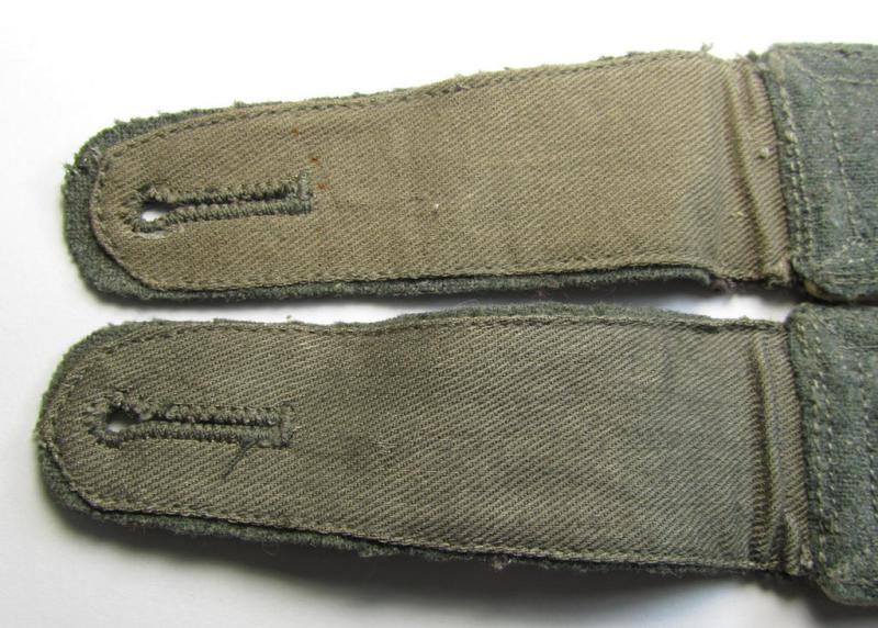 Superb - and/or fully matching! - pair of WH (Heeres), 'M40'- (ie. 'M43'-) pattern, NCO-type shoulderstraps having a rarely seen pair of regimental-indicator 'slip-ons' period-attached as was intended for an: 'Oberfeldwebel eines Infanterie-Rgts.'