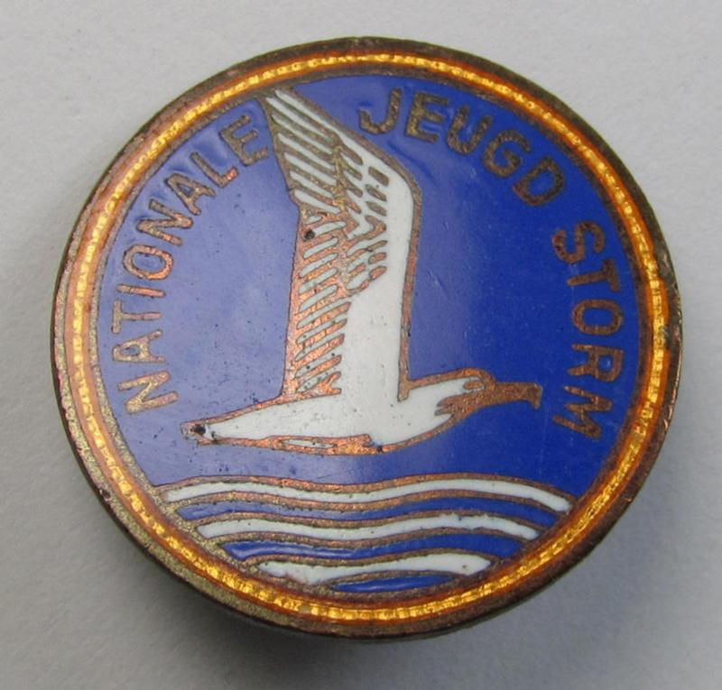 Attractive - and Dutch-produced! - example of a neatly enamelled NJS- (or: 'Nationale Jeugdstorm'-) related membership lapel-pin (ie. in Dutch language 'Ledendraagteken') being a nicely preserved example of the second and final pattern