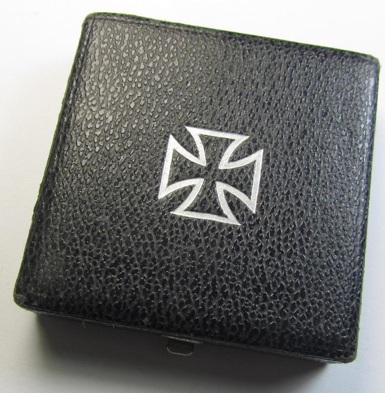 Attractive - albeit empty! - luxuriously-styled etui as was specifically intended to store an: 'Eisernes Kreuz 1. Klasse' (or: Iron Cross 1st class) by the maker: 'B.H. Mayer's Kunstprägeanstalt' and that comes in a very nicely preserved condition
