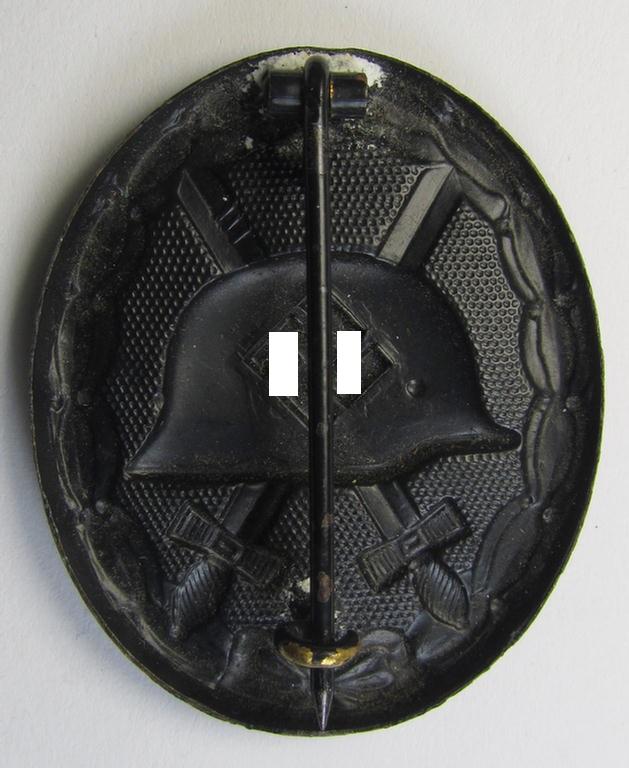 Attractive, non-maker marked 'variant-pattern' example of a black-class wound-badge (or: 'Verwundeten-Abzeichen in Schwarz') being an example that shows the typical 3 'vertical stripes'-makers'-designation on its back