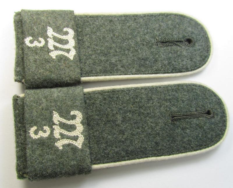 Attractive - and fully matching! - pair of early- (ie. mid-) war-period so-called: 'M40 o. M43'-pattern, WH (Heeres) EM-type shoulderstraps that comes with its attached 'Übershube'-pair as intended for a: 'Soldat der Inf.-Maschinengewehr-Abts. 3'