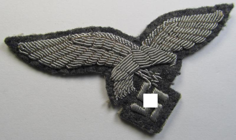 Attractive, 'Extra Qualität', WH (LW) officers'- (evt. NCO-) type, hand-embroidered breast-eagle (ie. 'Brustadler für Offiziere der LW') being a so-called: 'down-tailed'-example that comes in a carefully tunic-removed, condition