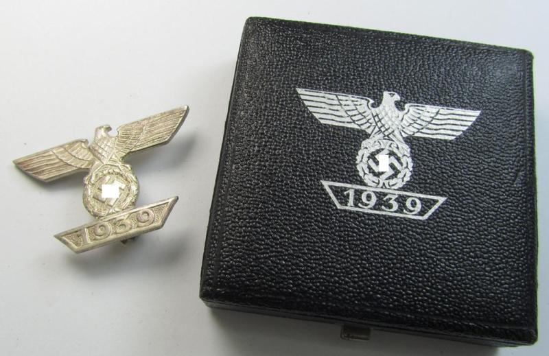 Superb - and rarely seen! - example of a: 'Wiederholungsspange zum EK I. Klasse' (or: bar to the WWI IC first-class) as was produced by the maker (ie. 'Hersteller'): 'B.H. Mayer's Kunstprägeanstalt' and that comes stored in its accompanying etui