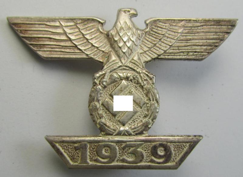 Superb - and rarely seen! - example of a: 'Wiederholungsspange zum EK I. Klasse' (or: bar to the WWI IC first-class) as was produced by the maker (ie. 'Hersteller'): 'B.H. Mayer's Kunstprägeanstalt' and that comes stored in its accompanying etui