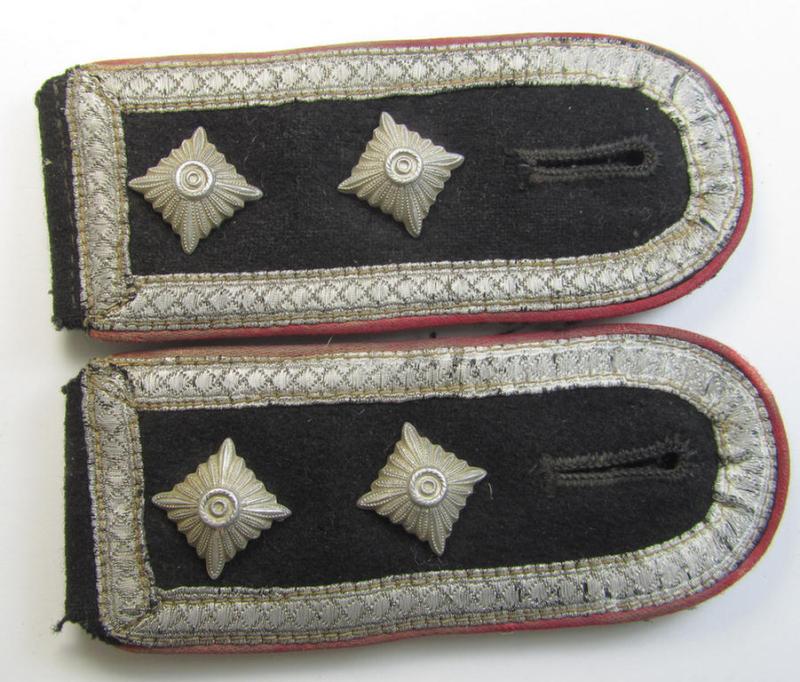 Superb - and fully matching! - pair of WH (Heeres) 'Panzer' NCO-type shoulderstraps (as was specifically used on the black-coloured 'wrap-around'-tunics) as was intended for usage by an: 'Oberfeldwebel eines Panzer-Regiments'