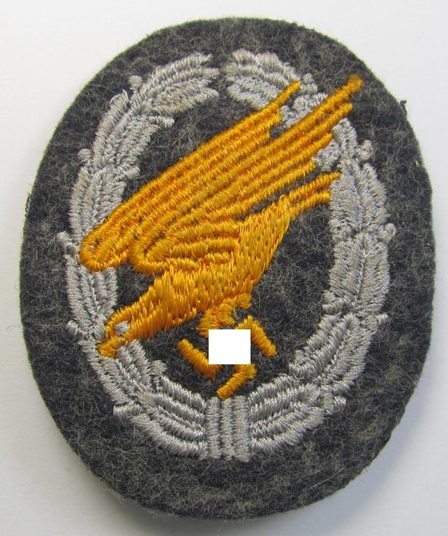 Superb, WH (Luftwaffe) 'Fallschirmschützen-Abzeichen in Stoff' (or: cloth-based paratroopers' jump-badge) that is nicely machine-embroidered and being of the so-called: 'padded version'