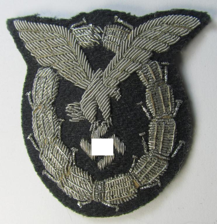 Superb - and truly very detailed! - hand-embroidered example of a WH (Luftwaffe) so-called: 'Flugzeugführer-Abzeichen' (or: LW-pilots'-badge) that comes in a wonderful condition