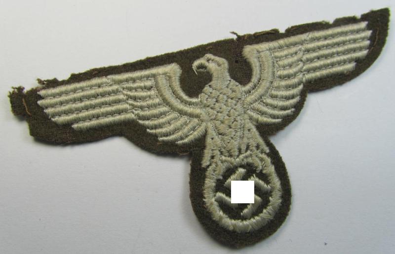 Attractive, machine-embroidered arm-eagle (ie. 'Ärmeladler') as was specifically intended for usage on the brownish-green-coloured tunics of officials of the: 'Reichsministerium für besetzte Ostgebiete' (ie. 'R.M.b.O.')