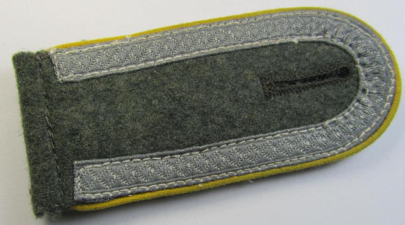 Single, mid-war-period, so-called: 'M43'-pattern, WH (Heeres) NCO-type shoulderstrap as piped in the bright-yellow-coloured branchcolour as was intended for usage by an: 'Uffz. der Nachrichten-Truppen'