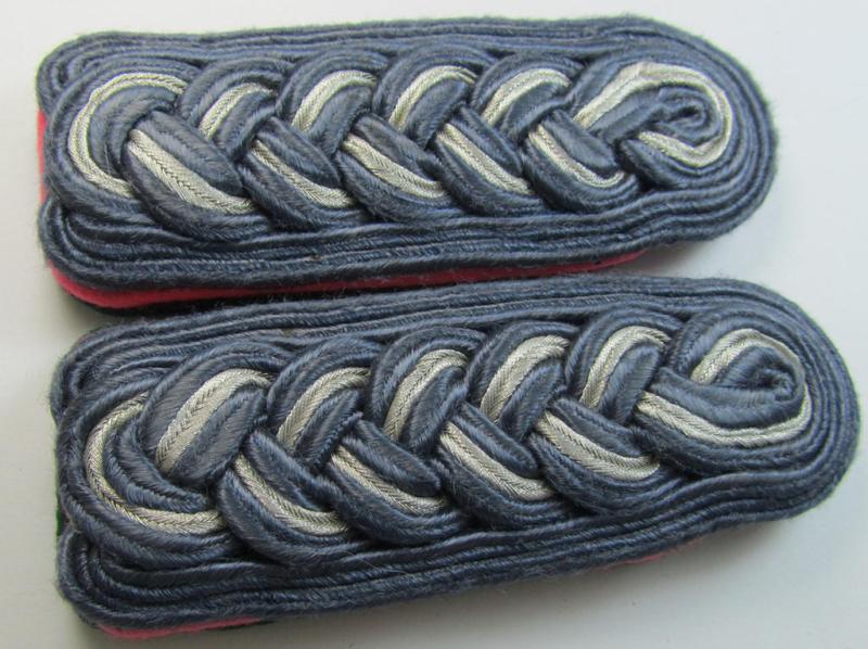 Attractive - fully matching and scarcely encountered! - pair of WH (Luftwaffe) NCO-type shoulderboards as was intended for a medium-ranked, administrative-official (ie. NCO) having the rank of: 'Unterfeldwebel' (ie.: 'Beambter des mittleren Dienstes')