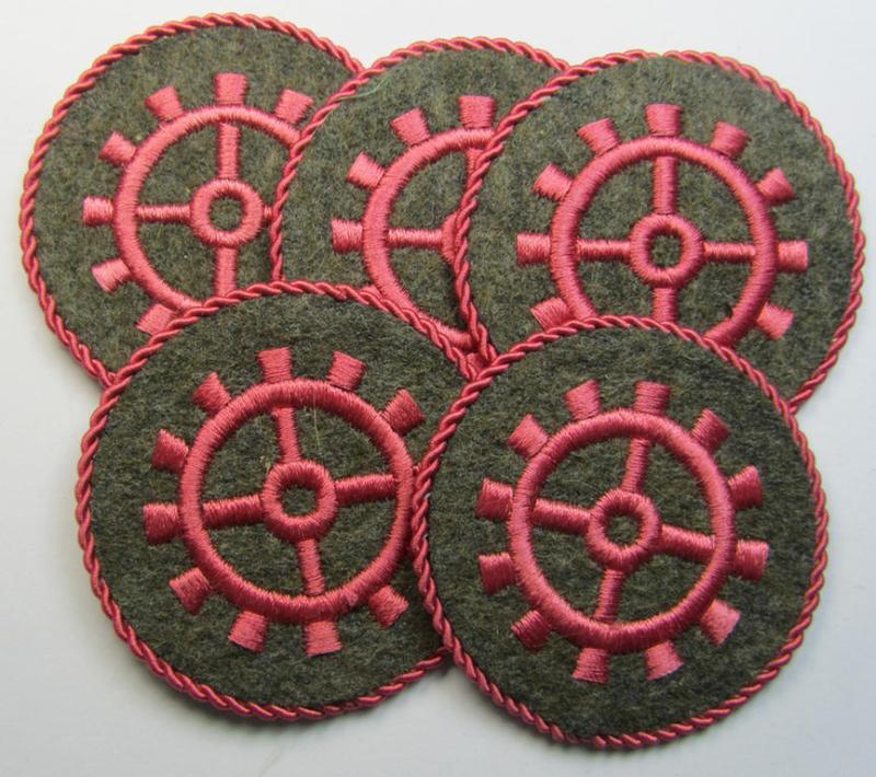 WH (Heeres ie. 'Panzer'-) machine-embroidered-, trade- ie. special-career patch, having a not that often encountered (bright-pink-coloured) 'Kordel' (ie. 'Umrandung') attached, as was intended for a: 'Panzerwarte o. Kfz.-Warte der I. Klasse'