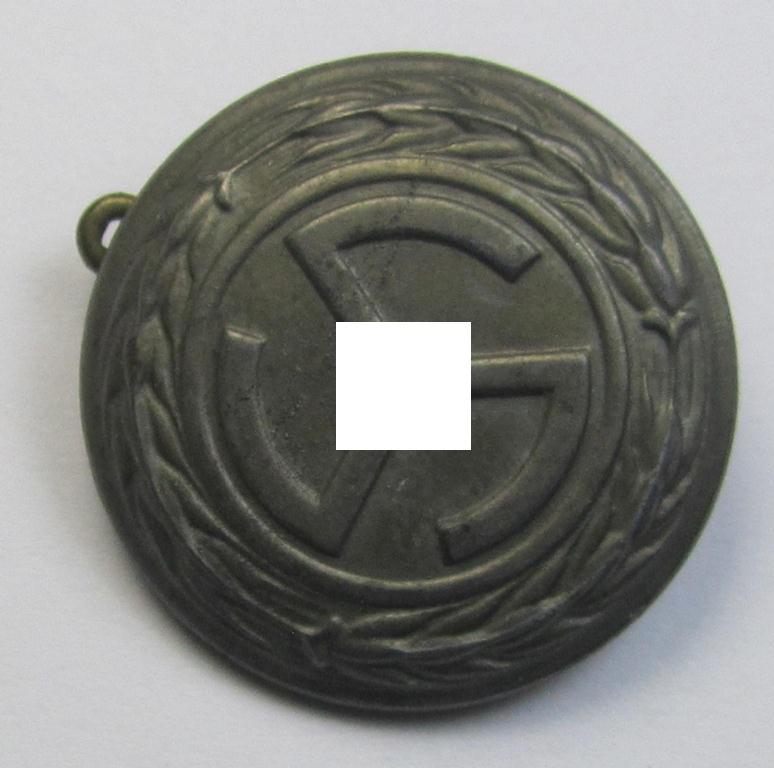 Superb - and presumably Dutch-produced! - example of an: 'Arbeidsdienst Meisjes (o. ADM') related lapel-pin (being an attractive and smaller-sized, zinc- ie. 'Feinzink'-based example)