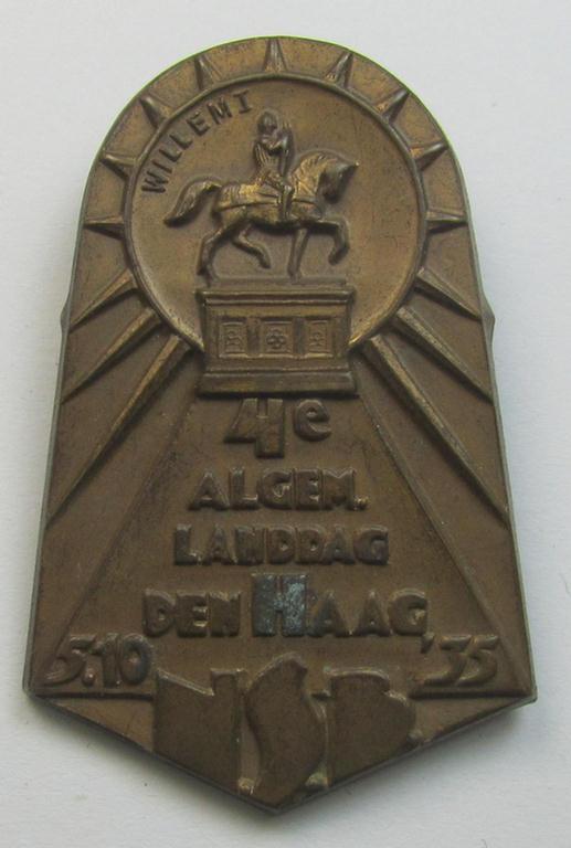 Dutch NSB-party-related: 'Landdag'-lapel-pin (ie. 'Veranstaltungsabzeichen' ie. tinnie) that is executed in golden-bronze-toned- (ie. copper-based metal) and that is depicting the text: '4e Algem. Landdag - Den Haag - 1.10.35'