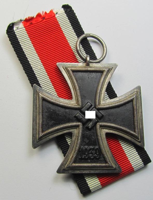 'Eisernes Kreuz II. Klasse' being a maker- (ie. '123'-) marked example that comes with its original- and never-mounted ribbon (ie. 'Bandabschnitt') as was produced by the maker (ie. 'Hersteller'): 'Beck, Hassinger & Co.'
