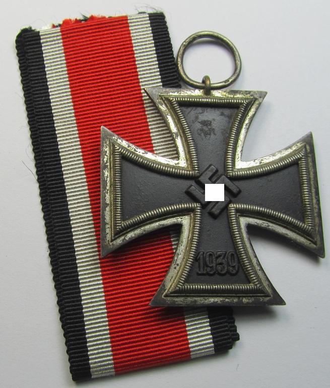 'Eisernes Kreuz II. Klasse' being a maker- (ie. '4'-) marked example that comes with its original- and never-mounted ribbon (ie. 'Bandabschnitt') as was produced by the maker (ie. 'Hersteller'): 'Steinhauer & Lück'