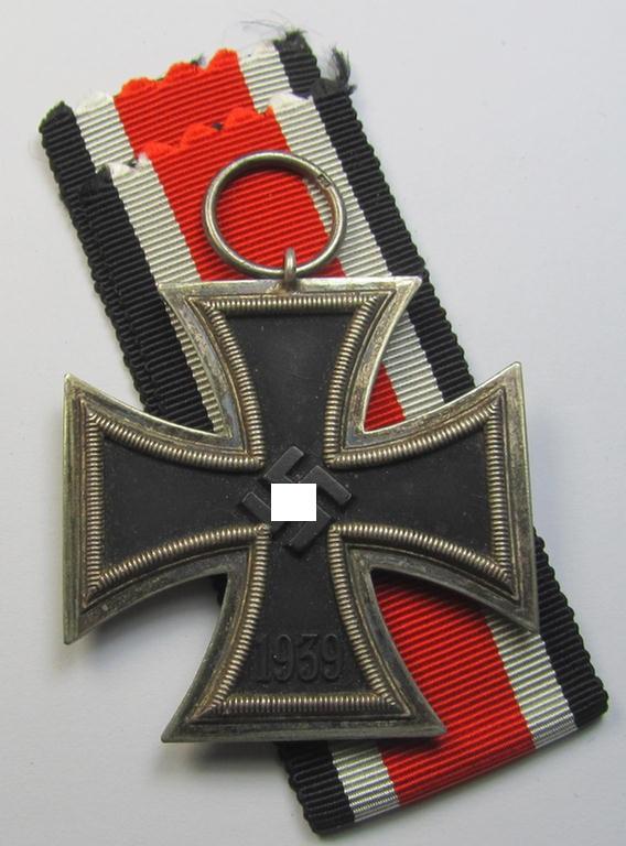 'Eisernes Kreuz II. Klasse' being a maker- (ie. '27'-) marked example that comes with its original- and never-mounted ribbon (ie. 'Bandabschnitt') as was produced by the maker (ie. 'Hersteller'): 'Anton Schenkl's Nachfolger'
