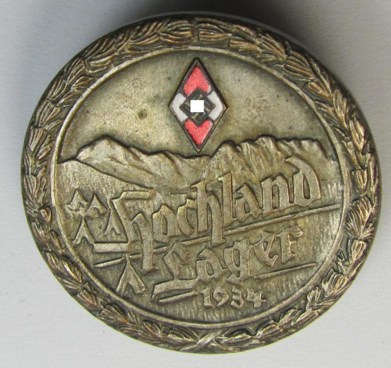 Superb - and rarely encountered! - commemorative, 'Buntmetall'-based- and/or: partly enamelled-, 'HJ'-related 'tinnie', being a maker- (ie. 'Deschler'-) marked example, depicting a 'HJ-Raute' and text: 'Hochlandlager 1934'