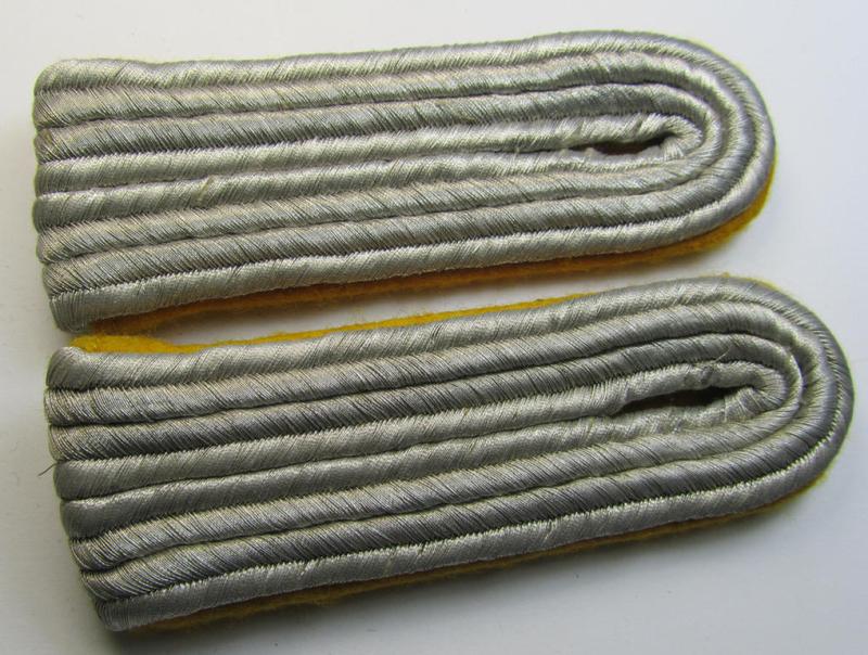 Fully matching pair of WH (Luftwaffe) officers'-type shoulderboards (ie. 'Schulterstücke für Offiziere') as piped in the golden-yellow-coloured brancolour as was intended for usage by a: 'Leutnant der Flieger- o. Fallschirmjäger-Truppen'