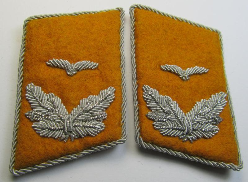 Fully matching pair of WH (Luftwaffe) officers'-type collar-patches (ie. 'Kragenspiegel für Offiziere') as executed in golden-yellow-coloured wool as was intended for usage by a: 'Leutnant der Flieger- o. Fallschirmjäger-Truppen'