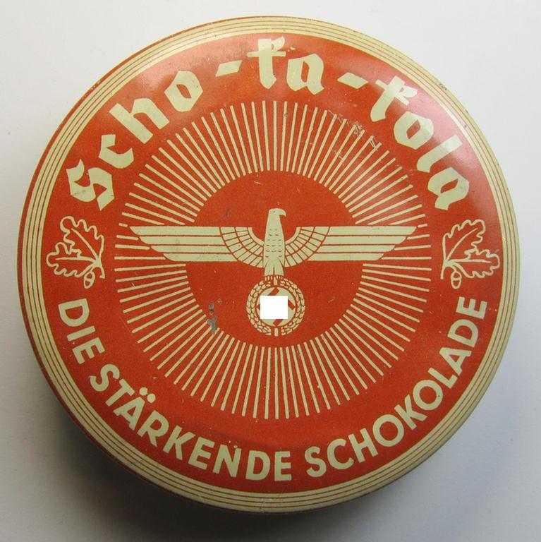 Superb, WH (emergency) chocolate ration-tin of the make: 'Scho-ka-kola' - 'Wehrmacht-Packung', showing the 'Reichsadler'-sign on its front and that comes in an overall nice, albeit minimally used- and dented- (ie. empty), condition