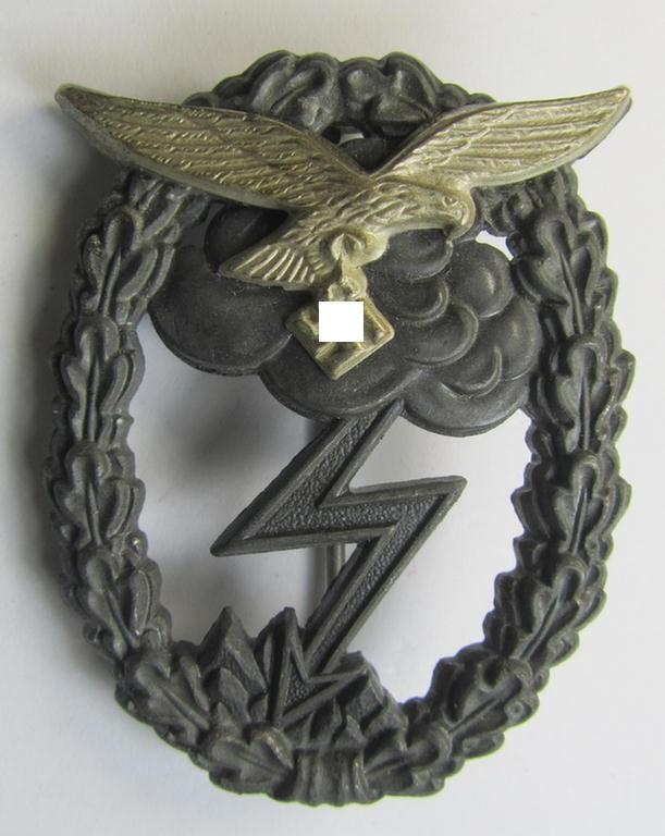 Superb, 'Feinzink'-) based version of a WH (Luftwaffe) 'Erdkampfabzeichen' as was produced by the: 'J.E. Hammer u. Söhne'-company and that comes in a just moderately used- ie. worn, condition