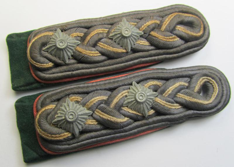 Attractive - fully matching and scarcely encountered! - pair of WH (Luftwaffe) NCO-type shoulderboards as was intended for a medium-ranked, administrative-official (ie. NCO) having the rank of: 'Oberfeldwebel' (ie.: 'Beambter des mittleren Dienstes')
