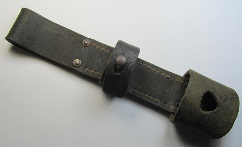 Attractive, genuine-leather-based- and/or blackish-brown-coloured, 'later-war-pattern' and 'simplified' WH (Heeres, Luftwaffe etc.) so-called: K98 bayonet-frog (ie. 'Tragetasche o. Koppelschuh')