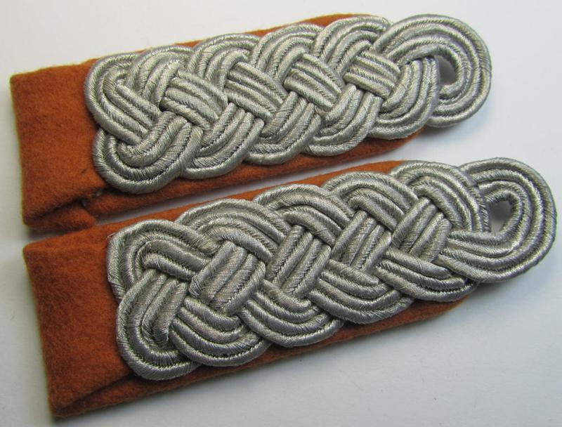 Attractive - and fully matching! - pair of WH (Luftwaffe) officers'-type shoulderboards as was specifically intended for usage by a: 'Major u. Mitglied der LW-Nachrichten-Truppen'