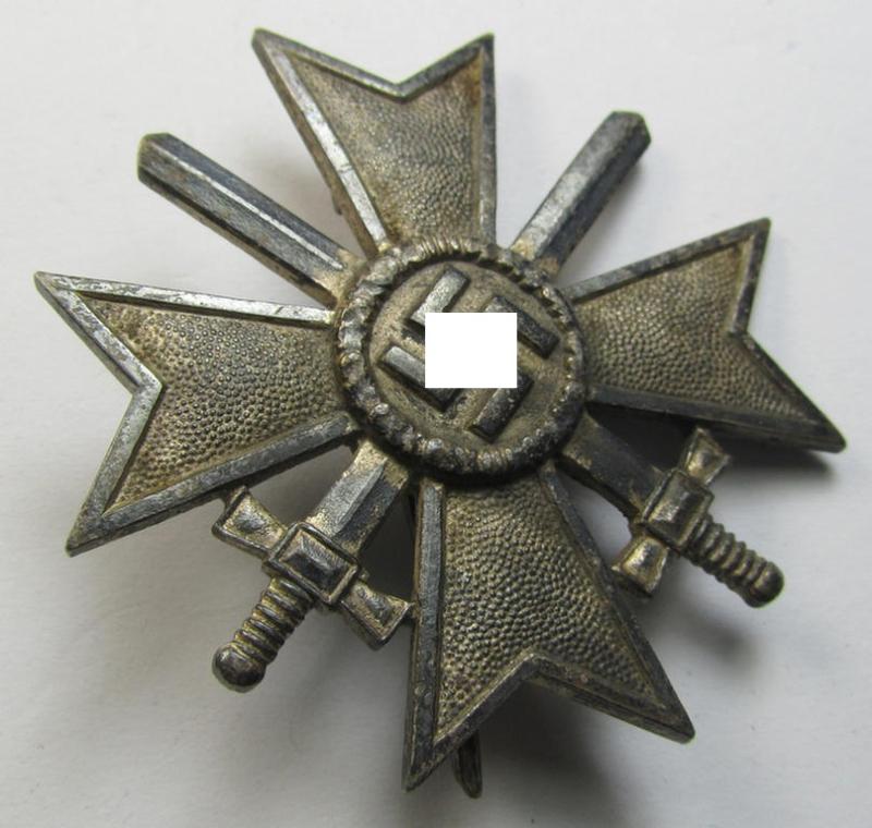 Attractive, 'Kriegsverdienstkreuz 1. Klasse mit Schwertern' (being a clearly maker- ie. '3'- or by: 'Wilhem Deumer'-) marked specimen that is executed in typical silverish-grey-coloured- and/or zinc-based metal (ie. 'Feinzink')