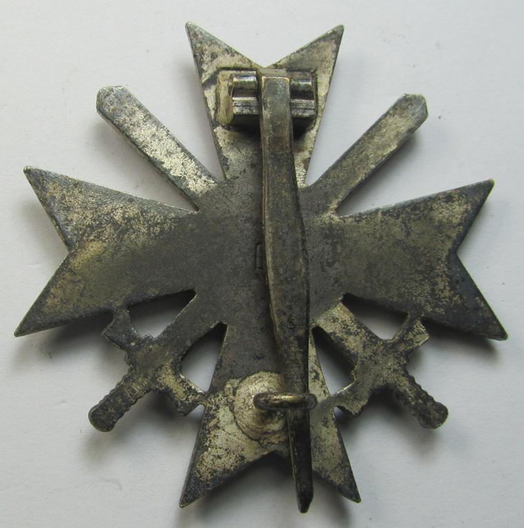 Attractive, 'Kriegsverdienstkreuz 1. Klasse mit Schwertern' (being a clearly maker- ie. '3'- or by: 'Wilhem Deumer'-) marked specimen that is executed in typical silverish-grey-coloured- and/or zinc-based metal (ie. 'Feinzink')