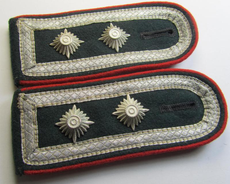 Attractive - and fully matching! - pair of WH (Heeres) early-war-period- (ie. 'M36'- ie. 'M40'-pattern, 'standard-issued'- and/or rounded-styled) NCO-type shoulderstraps as was intended for an: 'Oberwachtmeister eines (Sturm)Art.-Abts. o. Rgts.'