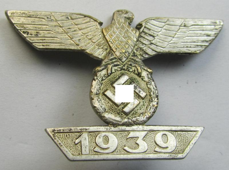 Stunning, 'Wiederholungsspange zum EK I. Klasse' (or: bar to the WWI IC 1st class) being a typical, non-maker-marked example that comes onto its 'clam-shell-type'-mounting as was produced by the maker (ie. 'Hersteller') named: 'Wilh. Deumer'