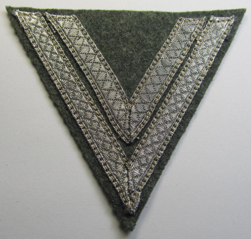 WH (Heeres) 'Armwinkel' (or: arm-chevron) as executed on typical field-grey-coloured wool as was specifically intended for usage by a soldier with the rank of: 'Obergefreiter'