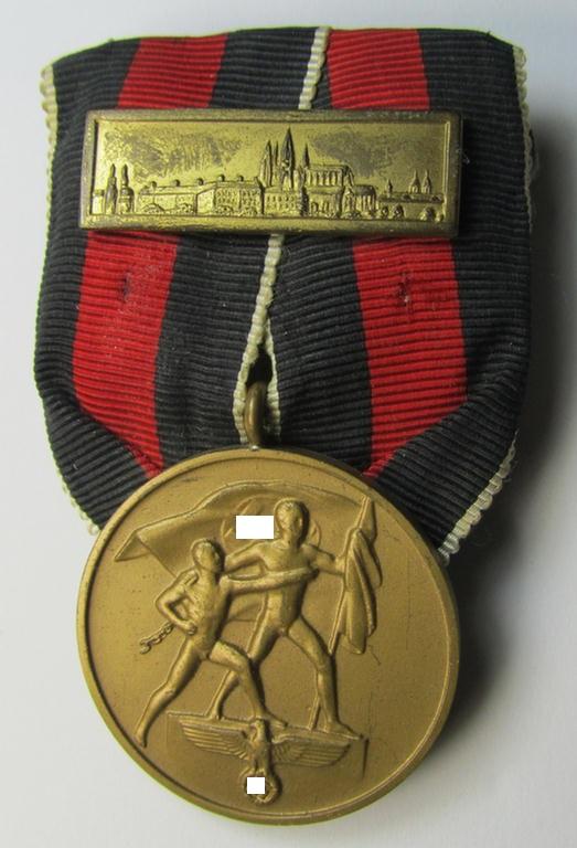 Superb, bright golden-toned WH (Heeres o. KM etc.) so-called: 'Einzelspange' showing a WH Czech 'Anschluss'- (ie. occupation-) medal: '1 October 1938' that shows a firmly (and period-) attached 'Prager Burg-Spange'