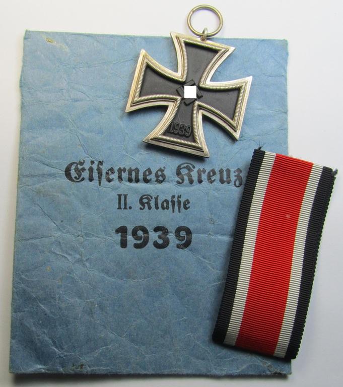 Superb, Iron Cross 2nd class (or: 'EK II. Klasse') being a non-maker-marked example of the so-called: 'runder Drei'-pattern that comes together with its ribbon (ie. 'Bandabschnitt') and pouch as was produced by the: 'Deschler & Sohn'-company