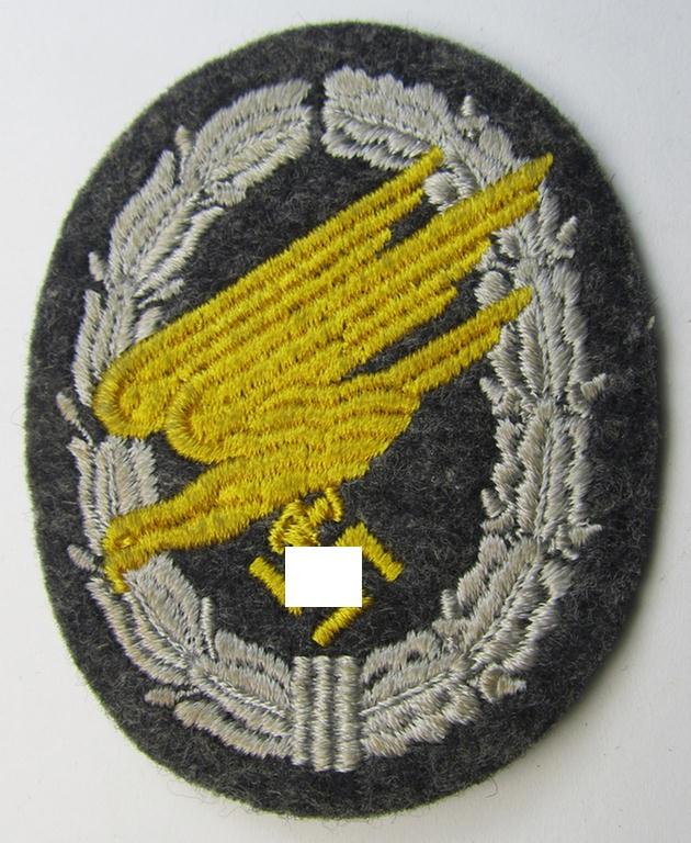 Attractive, WH (Luftwaffe) 'Fallschirmschützen-Abzeichen in Stoff' (or: cloth-based paratroopers'-jump-badge) being a nicely machine-embroidered specimen that comes in a probably issued albeit never used- ie. 'virtually mint', condition