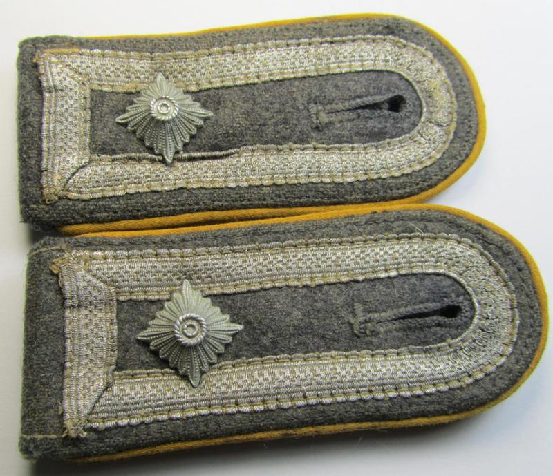 Superb - and fully matching! - pair of mid- (ie. later-) war-period, WH (Luftwaffe) NCO-type shoulderstraps as was intended for usage by a: 'Feldwebel der Flieger o. Fallschirm-Truppen'