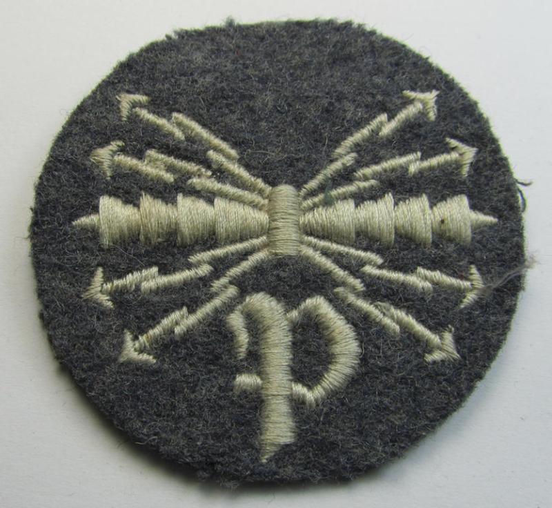 Machine-embroidered, WH (Luftwaffe) trade- ie. special-career-patch as was specifically intended for: 'Peilfunker'-staffmembers and that comes in a possibly issued- albeit 'virtually mint' and/or never tunic-attached, condition