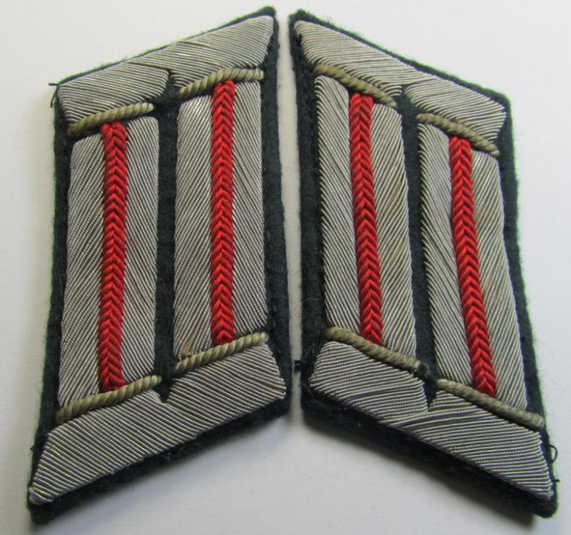 Moderately used - and fully matching! - pair of WH (Heeres) officers'-type collar-tabs, as was piped in the bright-red-coloured branchcolour as was intended for usage by an: 'Offizier der (Sturm)Artillerie-Truppen'