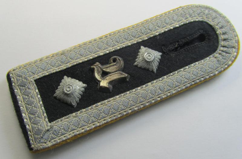 Attractive - albeit regrettably single - Waffen-SS neatly 'cyphered' (ie. 'private-purchased' ie. tailor-made-pattern!) NCO-type shoulderstrap as was intended for usage by a: 'SS-Hauptscharführer eines Kavallerie- o. Aufklärungs-Abts.'