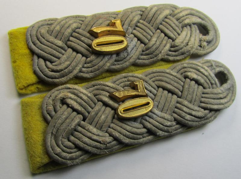 Attractive - and fully matching! - pair of WH (Heeres) neatly 'cyphered', officers'-pattern shoulderboards as piped in bright-yellow as was intended for a: 'Major des Gebirgskorps-Nachrichten-Abteilungs 70'
