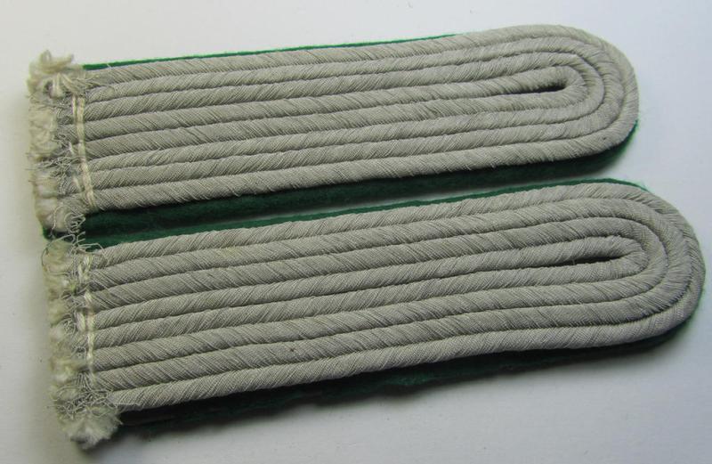 Attractive - and fully matching! - pair of WH (Heeres) officers'-type shoulderboards as piped in the darker-green- (ie. 'grüner'-) coloured branchcolour as was intended for a: 'Leutnant eines Jäger- o. Gebirgsjäger-Regiments'