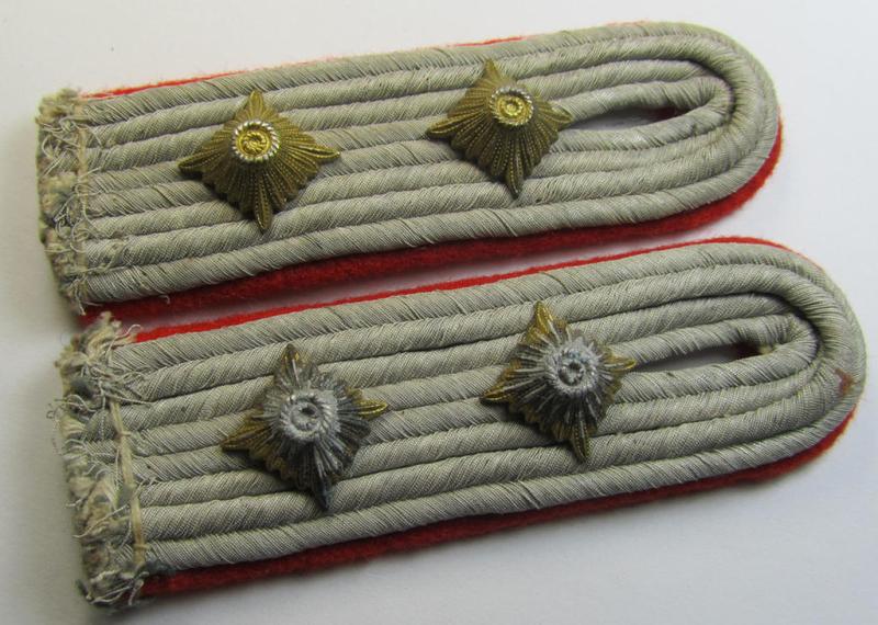 Attractive - and fully matching! - pair of WH (Heeres) officers'-type shoulderboards as piped in the bright-red- (ie. 'hochroter'-) coloured branchcolour as was specifically intended for usage by a: 'Hauptmann eines (Sturm)Artillerie-Rgts. o. Abts.'