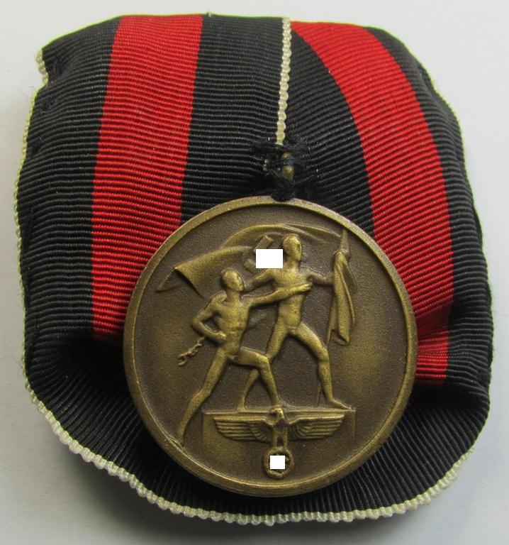 Neat, bright golden-toned WH (Heeres o. KM etc.) so-called: 'Einzelspange' (being of the 'standard-issued'- ie. 'non-detachable'-pattern) showing a WH Czech 'Anschluss'- (ie. occupation-) medal: '1 October 1938'